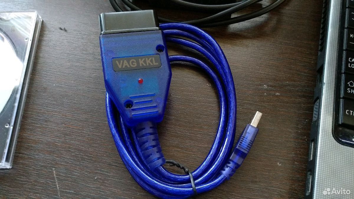Кольцо на мизинце у девушки из Кольцо на мизинце у девушки из