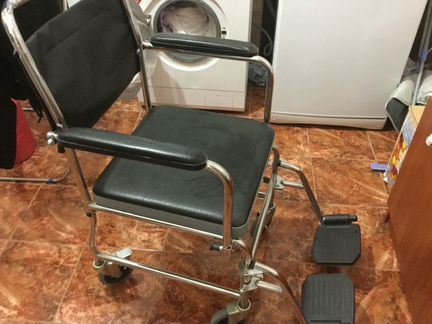 Инвалидное кресло-туалет на колёсах