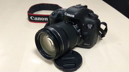Продам комплект: новый фотоаппарат Canon EOS 7