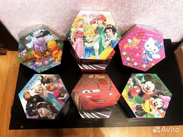 Коробка с фломастерами, красками, карандашами и тд