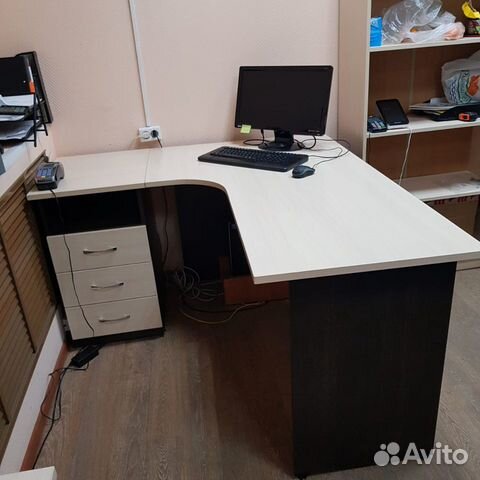 Офисная мебель. Угловой письменный стол, тумба