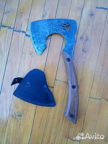 Кованый топорик с кожаным чехлом