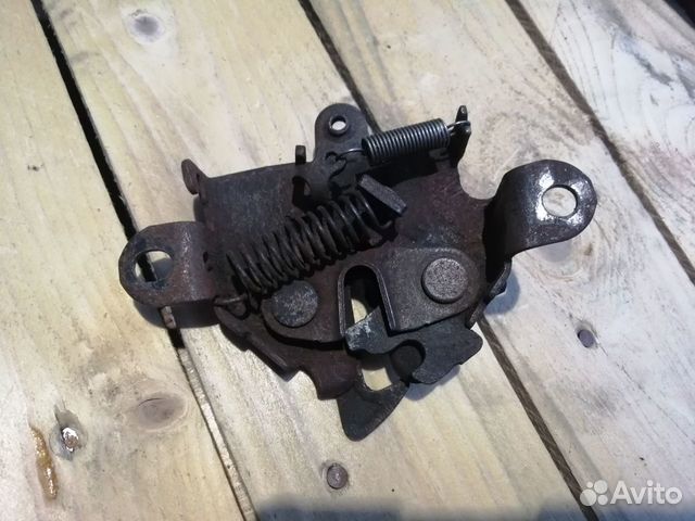 Замок капота Toyota Echo FunCargo BB Sienta Yaris