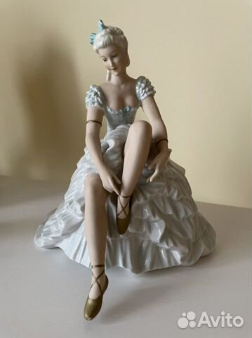 Статуэтка балерина завязывает пуанты германия