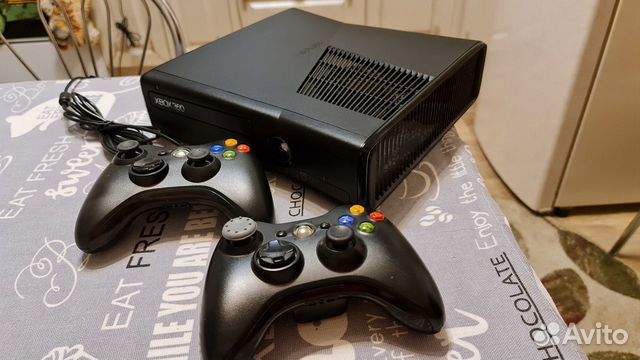 Xbox360Slim 320 gb+ freeboot+78игр+2геймпадa