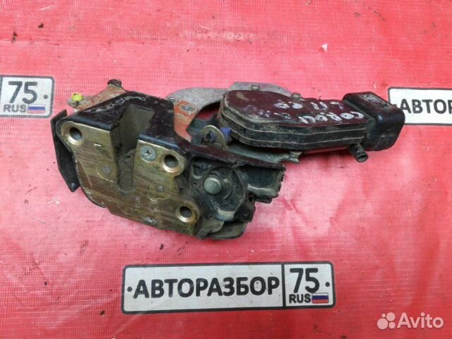 Замок двери передний левый Toyota Corolla AE110