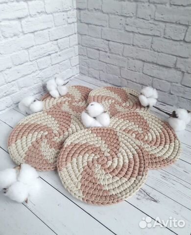 Набор вязаных подставок под горячее Спираль