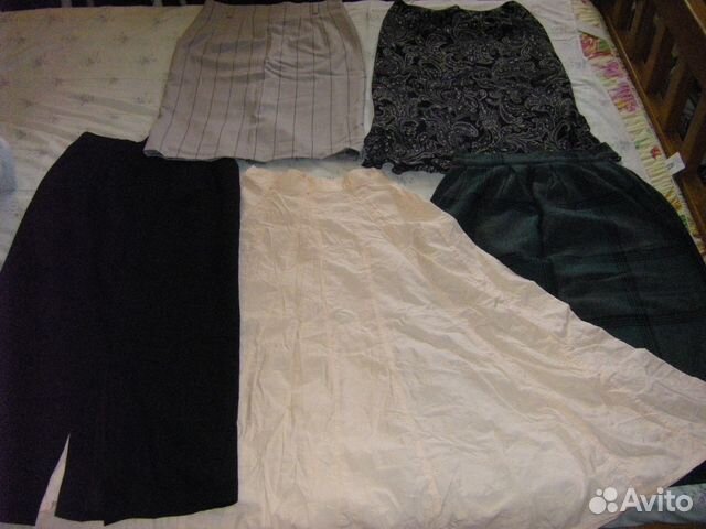 Юбки и платья много