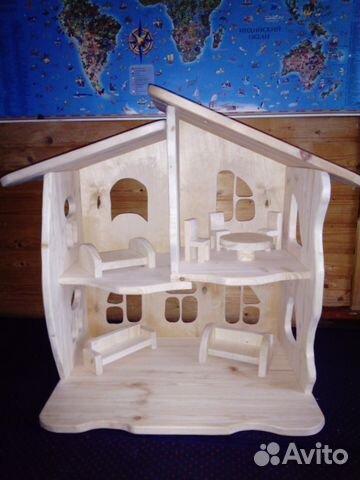 Деревянный кукольный домик