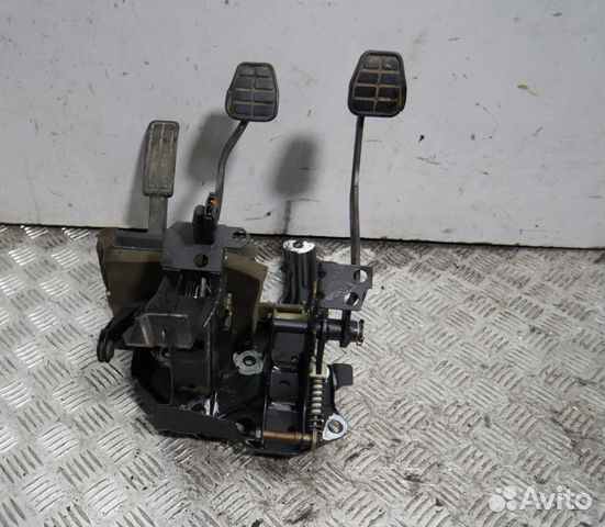 Педаль сцепления Volkswagen Passat B3, B4 Педаль сцепления Volkswagen Passat B3, B4