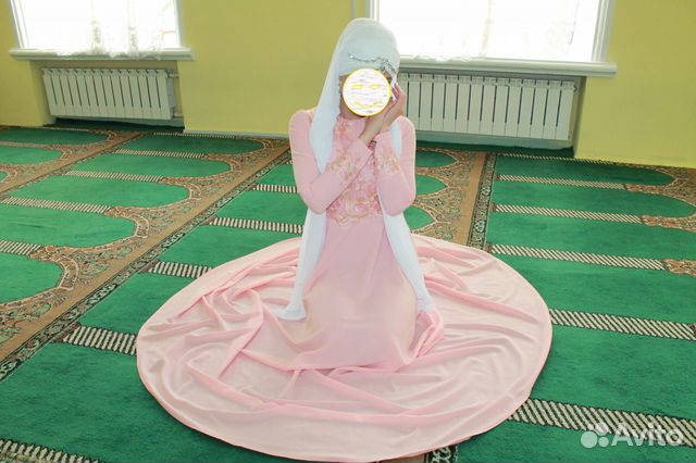 Платье на никах практически новое Платье на никах практически новое