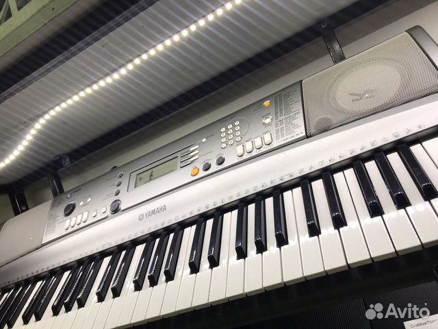 Синтезатор Yamaha PSR-E300 Синтезатор Yamaha PSR-E300