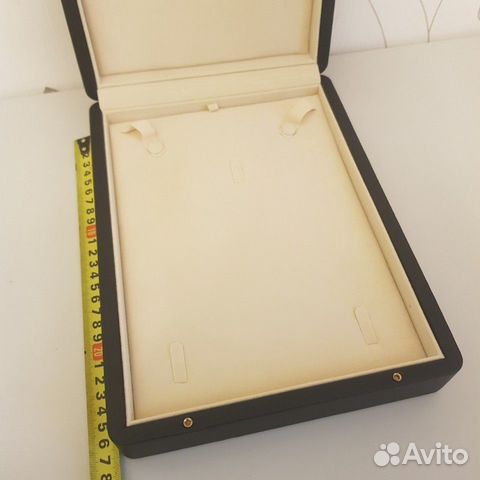 Коробка из кожи для комплекта украшений колье