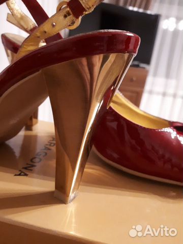 Красные лаковые босоножки aragona