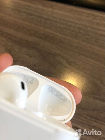 Кейс и левый наушник Airpods 2