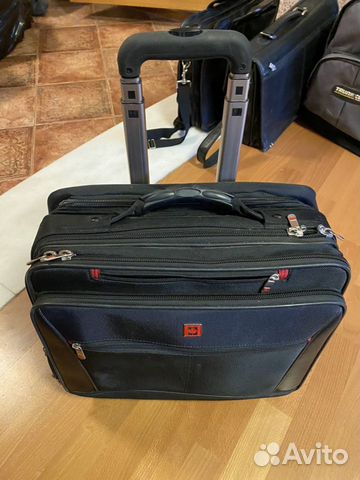 Чемодан на колесиках