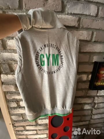 Жилетка красивая размер М (bikkembergs)