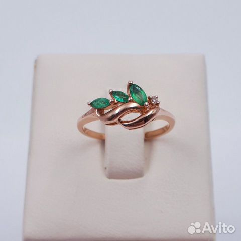 Золотое кольцо с изумрудами и бриллиантом Золотое кольцо с изумрудами и бриллиантом