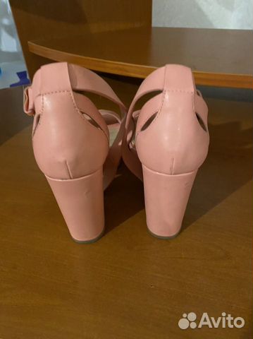 Босоножки на каблуке