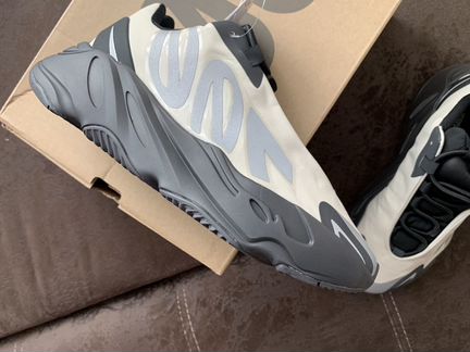 Адидас Yeezy boost 700