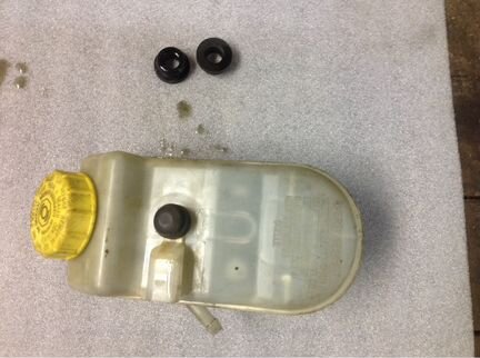 Бачок тормозной жидкости Фольксваген Т5 VW T5