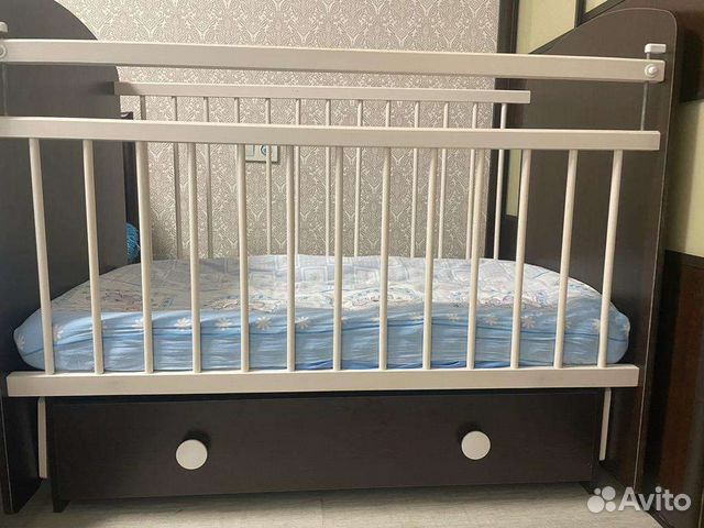 Детская кроватка с маятником