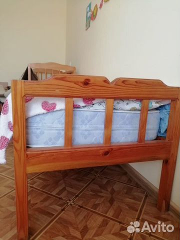 Кровать с пружинным матрасом