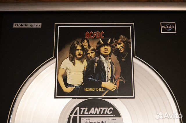 Пластинки в рамке AC/DC