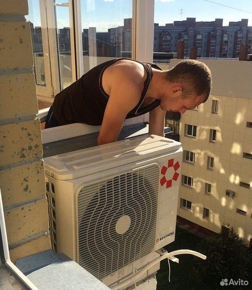 Монтаж кондиционера. Монтаж кондиционера альпинистом. Монтаж сплит системы. Установщик кондиционеров. Сверление отверстия для кондиционера в стене.