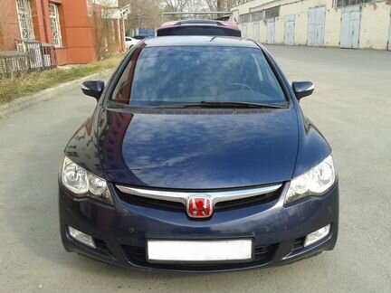 Эмблемы красные Honda Civic 4D (8G) комплект