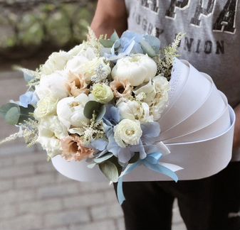 Букет цветов в коляске люльке на выписку из роддом