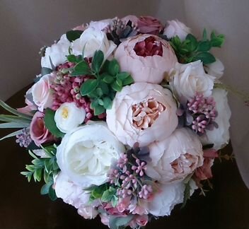 Композиция из искусственных цветов