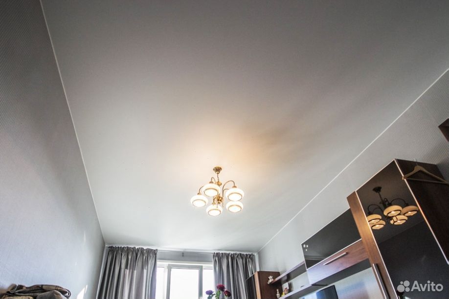 натяжной потолок белый. саранск натяжные потолки сатиновые. коричневый сатиновый натяжной потолок. сатиновое натяжные потолоки. сатиновые потолки.