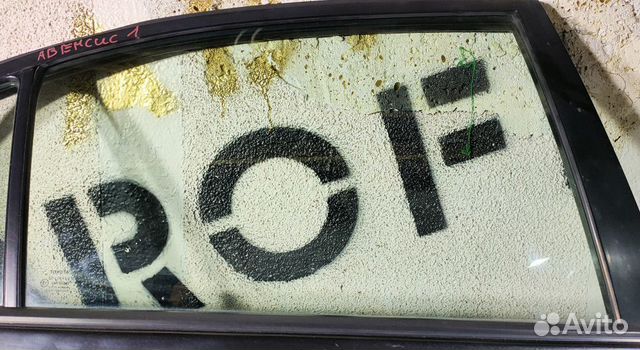 Стекло задней левой двери Toyota Avensis (T220) I