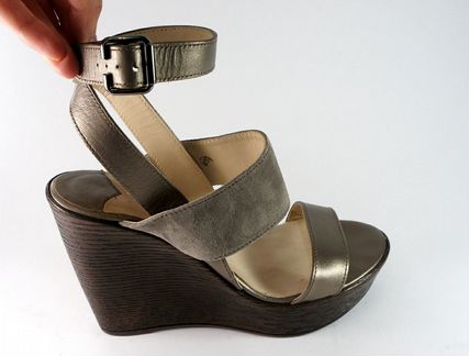 Новые босоножки цвет платина