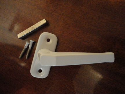 Ручка оконная белая, 2 винта новая