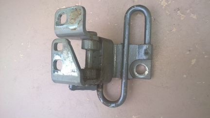 Нижняя петля передней R двери VW Гольф-6 2009-2012