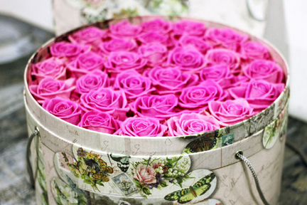 Розовые розы в шляпной коробке