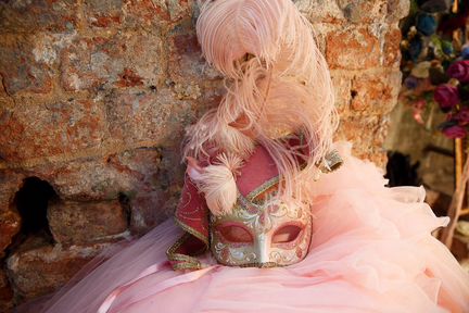 Венецианская маска с пером напрокат