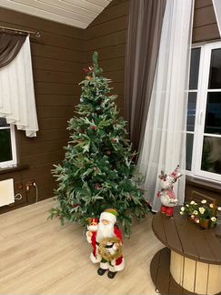 Новогодняя искусственная ёлка с шишками и ягодками