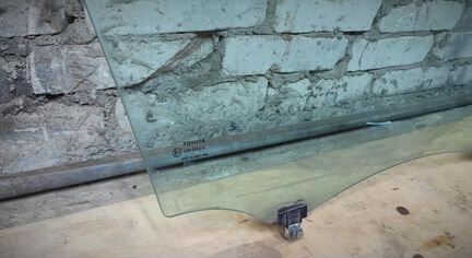 Стекло двери Тойота Камри 50 передней левой