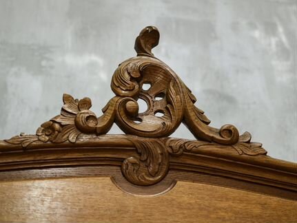 Антикварный двустворчатый шкаф