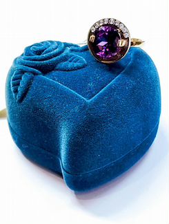 Золотое кольцо с александритом и фианитами. Новое