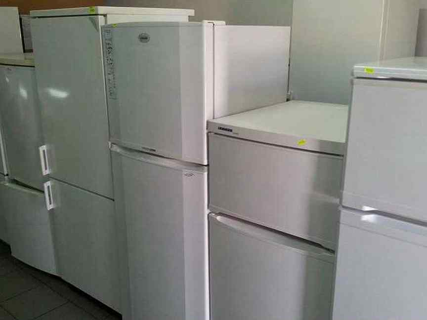 Бытовые холодильники. Много холодильников. Холодильник с морозильной камерой. Новый холодильник.