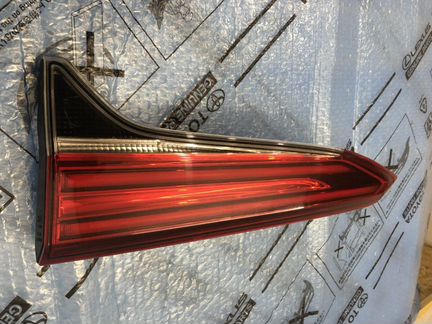 Фонарь правый в крышку Toyota Fortunner