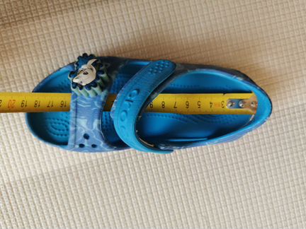 Сандалии Crocs со светящимися акулами