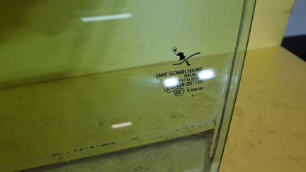 Стекло двери переднее левое Saab 9-5