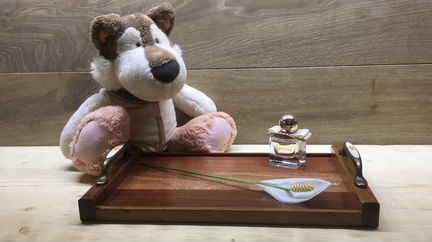 Поднос из ценной породы красного дерева