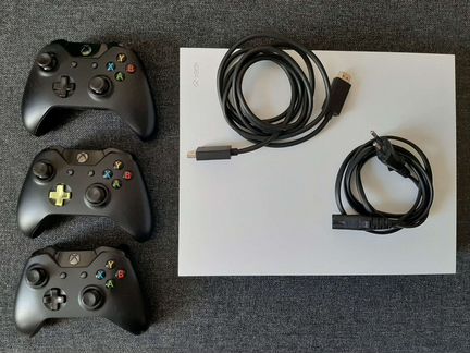 Игровая консоль Xbox One X 1тб + 3 джойстика