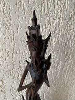 Деревянная статуэтка женщина с оленёнком